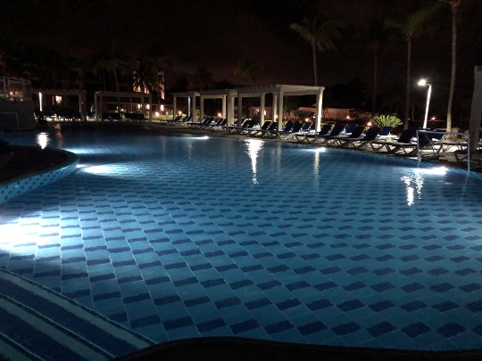 Фотография вечернего бассейна на Кубе