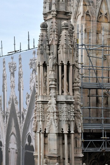 Детальное фото архитектуры собора Дуомо в Милане (1)