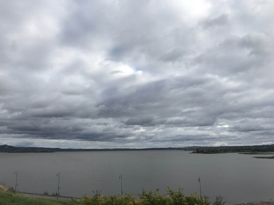 Фото слоистых облаков над рекой Волгой