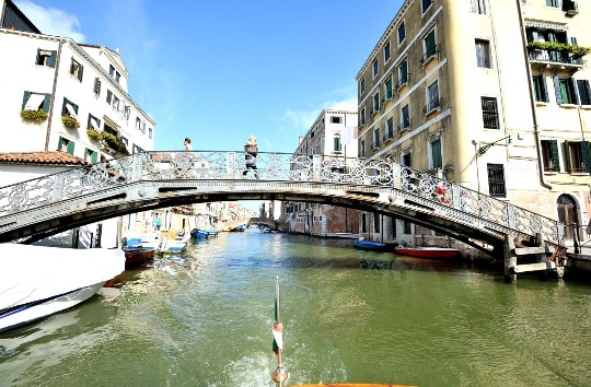 Фотография ажурного моста через канал Венеции