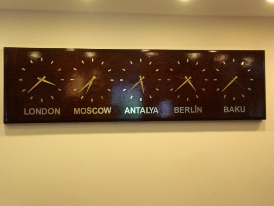 Фотография часов на ресепшене в отеле Турции