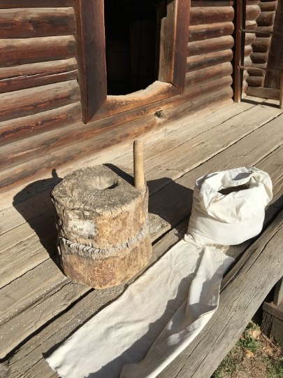 Фотография древних ручных жерновов для молки в Козьмодемьянске