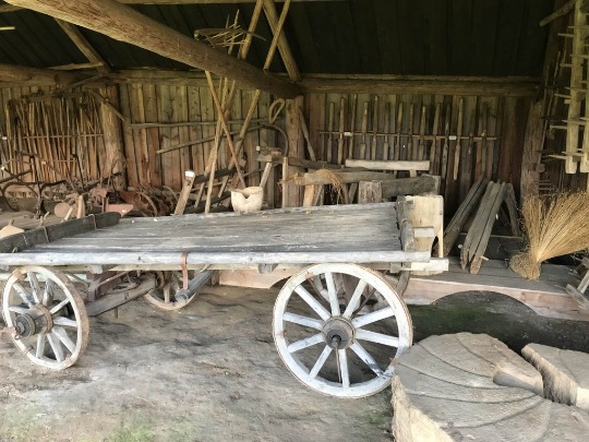 Фото старой деревенской телеги в музее Козьмодемьянска