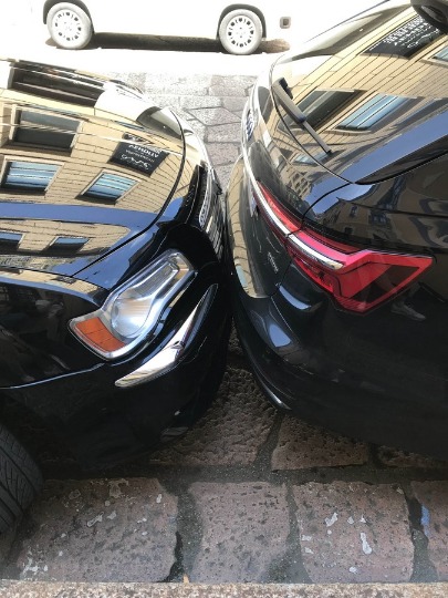 Фото идеальной парковки автомобилей в Милане