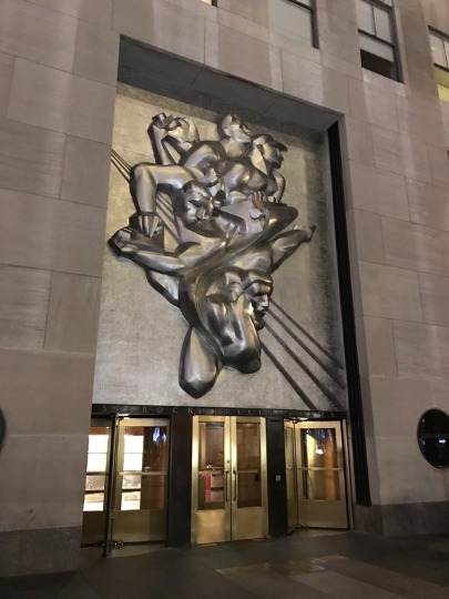 Фотография барельефа в Рокфеллер центре в Нью-Йорке