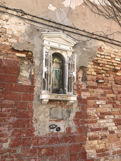 Фотография уличного алтаря в часовне в Венеции