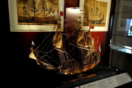 Фото модели парусника в музее Галата в Генуе