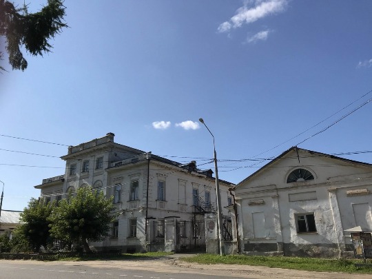 Фотография старинного здания в городе Мышкин