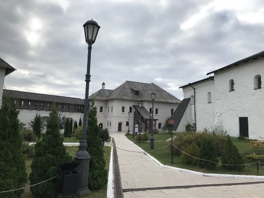 Фотография братского корпуса Успенского монастыря в Свияжске