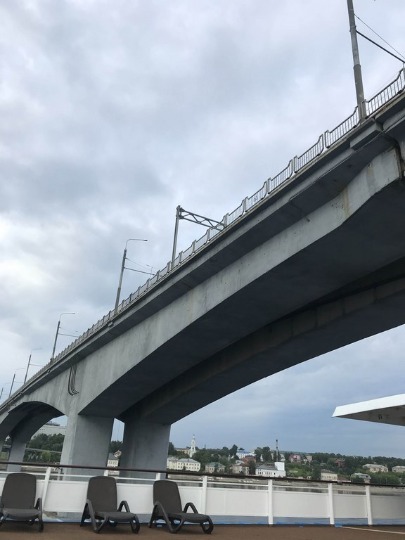 Фото трехпролетного моста через реку Волга