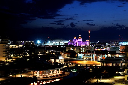 Ночные фотографии тематического парка в Сочи