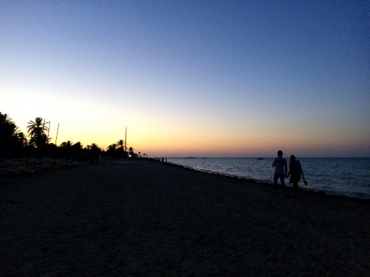 Фото вечерней прогулки вдоль средиземного моря в Тунисе
