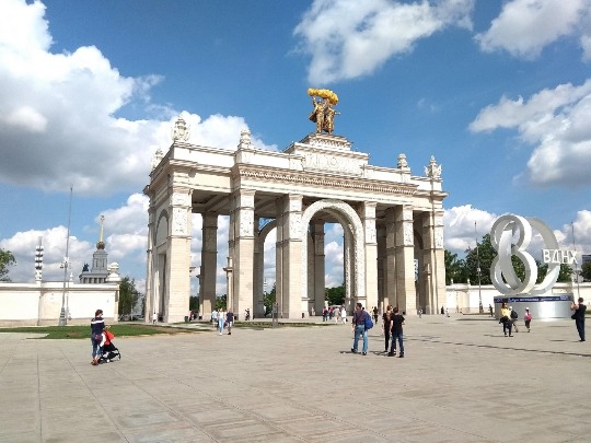Фотография главной арки в парке ВДНХ в Москве