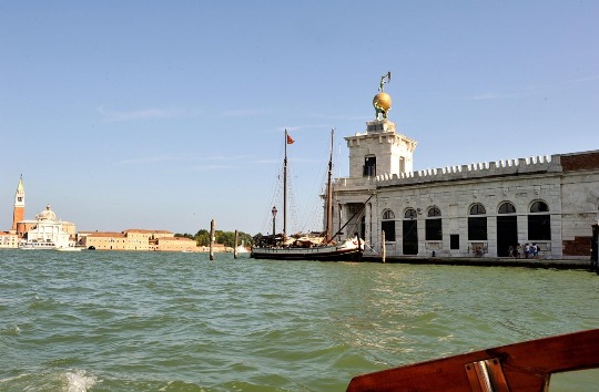 Фото художественного музея в здании таможни Венеции