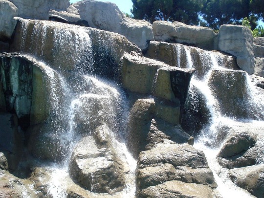 Фотография искусственного водопада в аквапарке Троя
