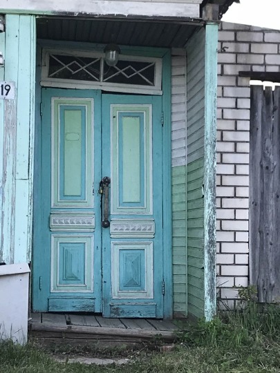 Фото деревянной двери с глухой резьбой в Чкаловске