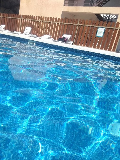 Фотография лазурного бассейна в отеле Анапы