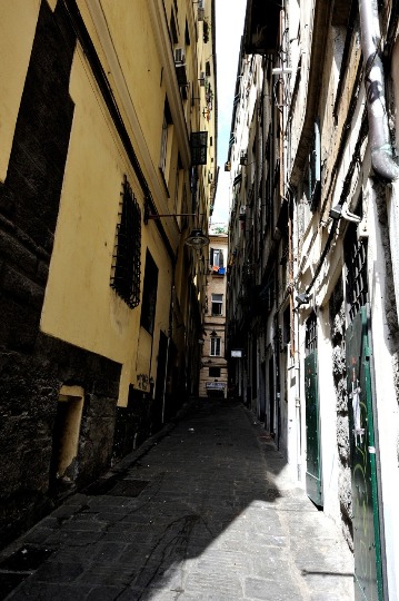 Фото итальянских узких улочек в Генуе