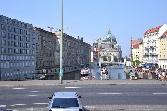 Фото вида на Кафедральный собор и реку Шпрее в Берлине