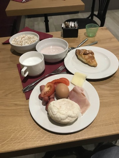 Фотография сытного завтрака в отеле Милана