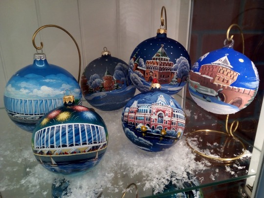 Фотография стеклянных шаров с достопримечательностями Нижниго Новгорода