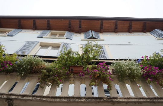 Фото цветущих балконов на итальянских улицах
