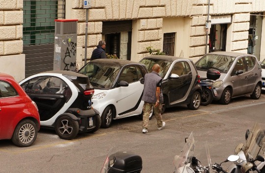 Фотография смарт парковки на улице Рима