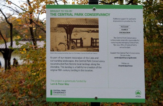 Фото с информацией о реставрации центрального парка
