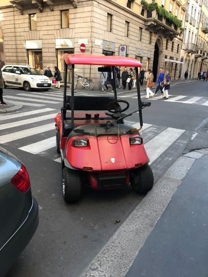 Фотография электромобиля на улицах Милана