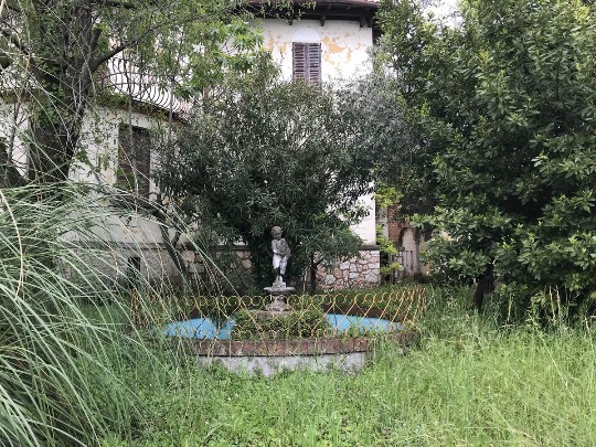 Фотография заброшенного фонтана на озере Гарда в Италии