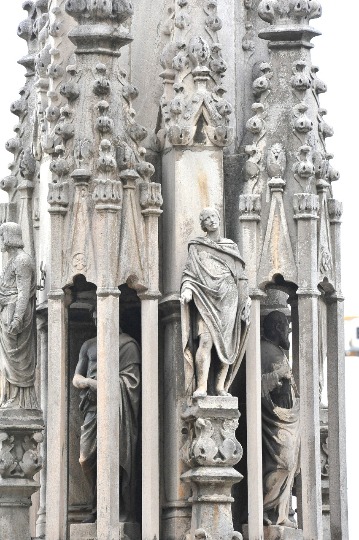 Детальное фото архитектуры собора Дуомо в Милане (3)