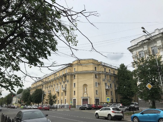 Фото здания сталинской архитектуры в Ярославле