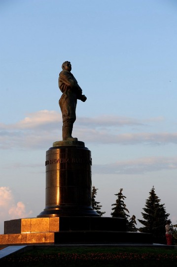 Фото памятника Валерию Чкалову в Нижнем Новгороде