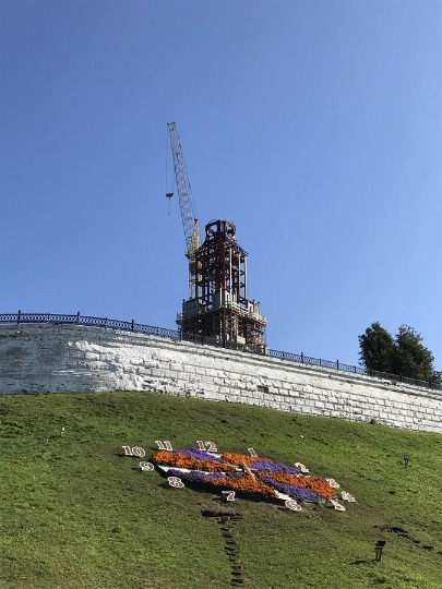 Фото строительства часовни на смотровой площадке Костромы