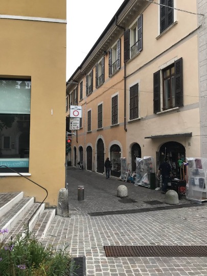 Фото магазинов на узких улочках Италии в районе озера Гарда