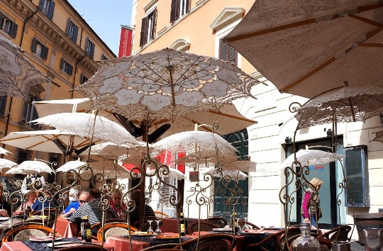 Фотография уличного кафе с ажурными зонтиками в Риме