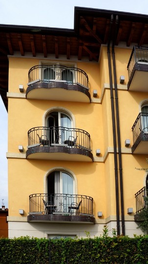 Фото уютных балконов местных гостиниц