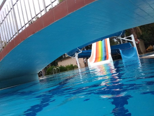 Фотография бассейна с водными горками в отеле Турции