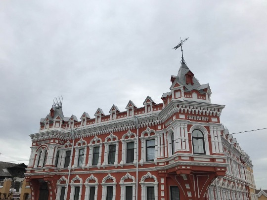Фото истарического здания в Сарапуле с элементами русского зодчества барокко и готики