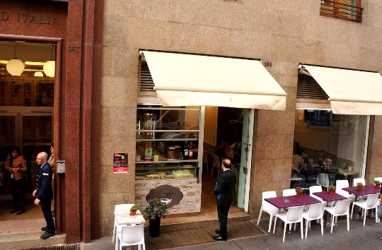 Фото уличной закусочной в Риме