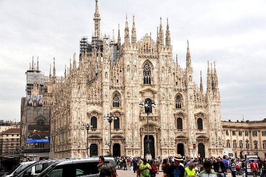Красочное фото великолепного Собора Дуомо в Милане