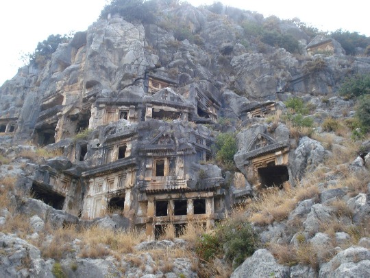 Фото древнейших ликийских гробниц в скале в Мире