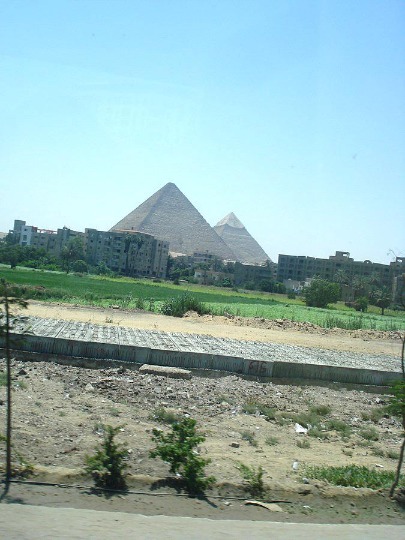 Фото с пирамидами из центра Каира