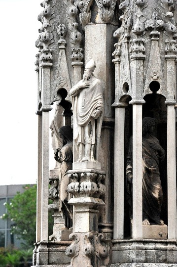 Детальное фото архитектуры собора Дуомо в Милане (2)