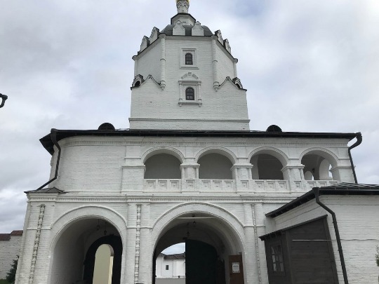 Фото надвратного храма над Святыми вратами монастырской ограды в Свияжске