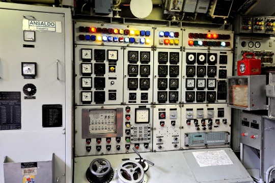 Фото панели управления подводной лодки, музей моря в Генуе