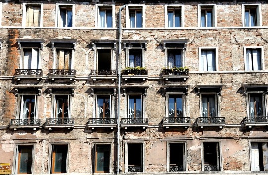 Фото фасада старинного здания в Венеции