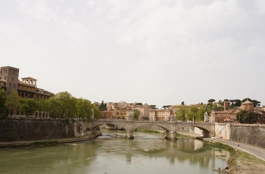 Фотография набережной реки Тибр в Риме