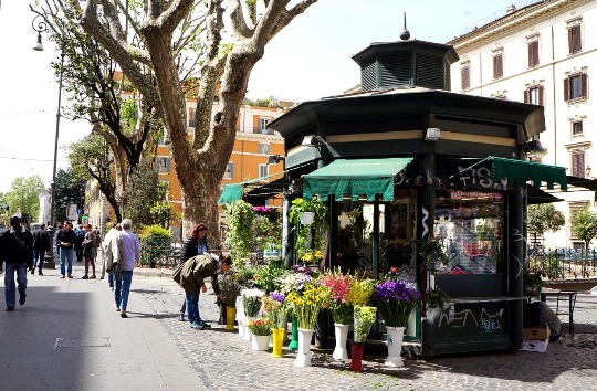 Фото цветочного ларька на улице Рима