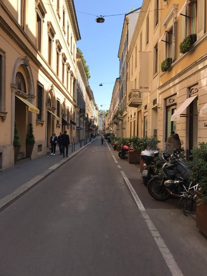 Фотография с знаменитыми узкими улицами в Милане
